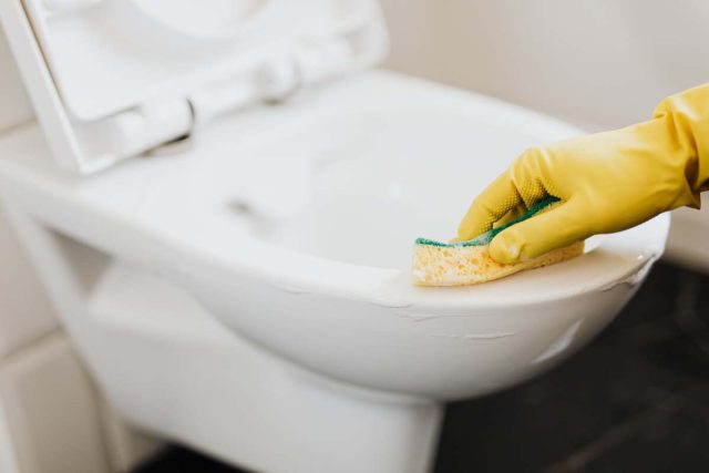 Comment enlever efficacement le calcaire incrusté dans les WC ?