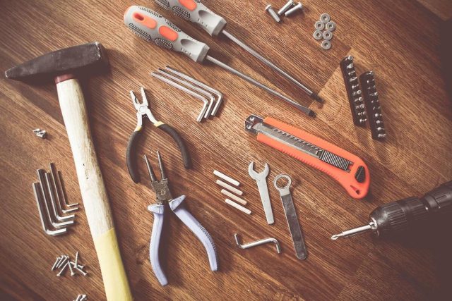 Comment enlever une cheville Molly et reboucher le trou efficacement ?
