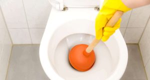 Comment déboucher efficacement vos toilettes en urgence ? Comment déboucher efficacement vos toilettes en urgence ?
