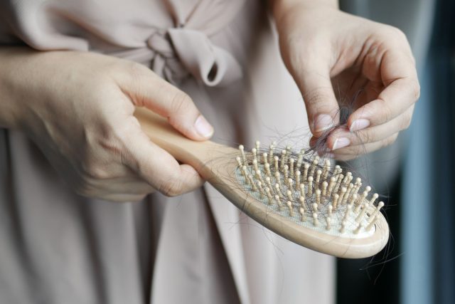 Comment nettoyer efficacement sa brosse à cheveux en quelques étapes simples ?