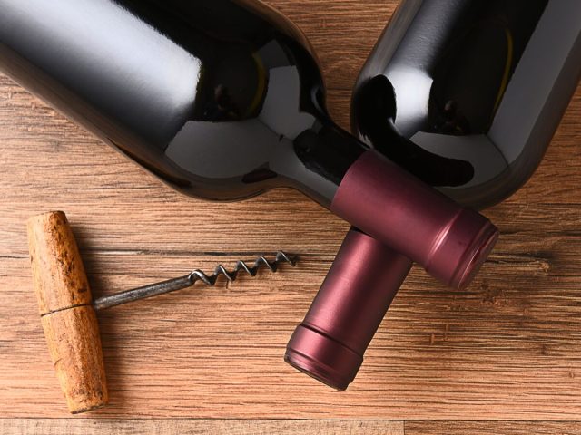 Comment ouvrir une bouteille sans tire-bouchon facilement ?