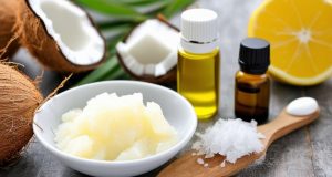 Combien de temps laisser poser l’huile de coco contre les poux ? Combien de temps laisser poser l’huile de coco contre les poux ?