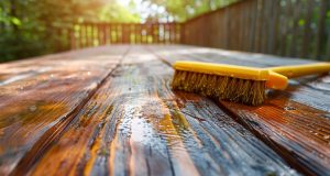 Comment nettoyer efficacement votre terrasse en bois sans l’abîmer ? Comment nettoyer efficacement votre terrasse en bois sans l'abîmer ?