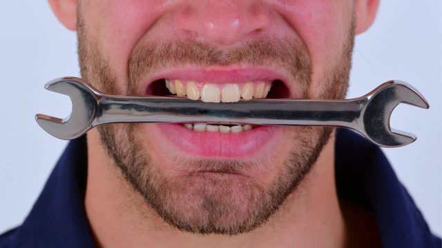 Pourquoi ai-je un goût métallique dans la bouche : causes et solutions ?
