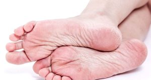 Comment soigner efficacement les pieds très secs avec des remèdes de grand-mère ? Comment soigner efficacement les pieds très secs avec des remèdes de grand-mère ?