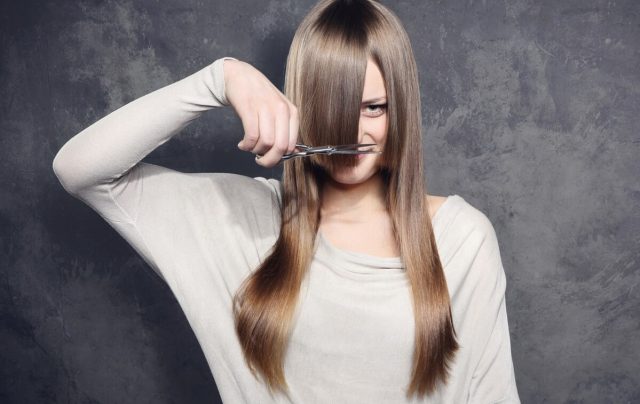 Comment réussir à se couper les cheveux soi-même sans se rater ?