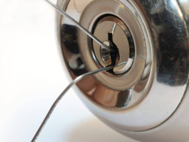 Comment ouvrir une serrure sans clé : astuces et méthodes légales ?