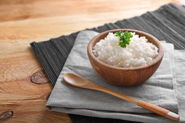 Combien de grammes de riz par personne faut-il prévoir pour un repas équilibré ?