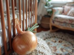 Pourquoi mettre un oignon sous le lit pourrait améliorer votre santé ? Pourquoi mettre un oignon sous le lit pourrait améliorer votre santé ?