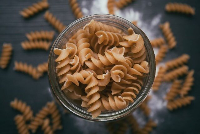 Combien de grammes de pâtes crues par personne pour une portion idéale ?