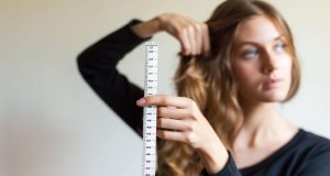 Combien de centimètres vos cheveux poussent-ils par mois ? Combien de centimètres vos cheveux poussent-ils par mois ?