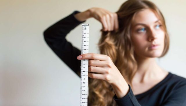 Combien de centimètres vos cheveux poussent-ils par mois ?