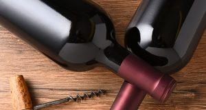 Comment ouvrir une bouteille sans tire-bouchon facilement ? Comment ouvrir une bouteille sans tire-bouchon facilement ?