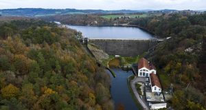 Problèmes rencontrés sur la passerelle himalayenne de Guerlédan : l’assurance de l’entreprise en charge prendra en charge les réparations [Vidéo découvrez nos services de réparations de la passerelle de guerlédan. nous assurons des travaux de qualité pour garantir la sécurité et la durabilité de cette infrastructure emblématique. faites confiance à notre expertise pour préserver le patrimoine local.