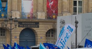 Une femme se fâche contre la police pendant que son partenaire roule sans permis ni assurance découvrez l'histoire poignante d'une femme exprimant sa colère contre la police, un récit qui soulève des questions sur la justice et les inégalités. plongez dans cette analyse des tensions sociétales et des luttes pour les droits civiques.