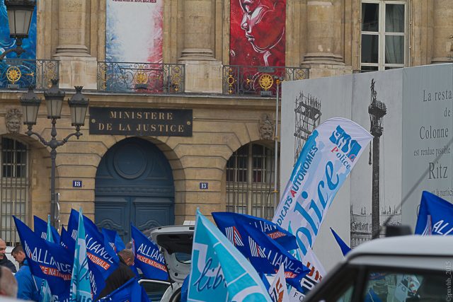 découvrez l'histoire poignante d'une femme exprimant sa colère contre la police, un récit qui soulève des questions sur la justice et les inégalités. plongez dans cette analyse des tensions sociétales et des luttes pour les droits civiques.