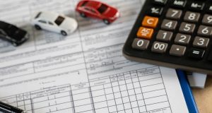 « Vandales en action : quand les casseurs font grimper votre assurance auto avec la nouvelle surprime émeutes » découvrez comment le vandalisme impacte la hausse des tarifs d'assurance auto et quelles solutions adopter pour protéger votre véhicule efficacement.