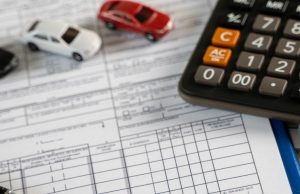 « Vandales en action : quand les casseurs font grimper votre assurance auto avec la nouvelle surprime émeutes » découvrez comment le vandalisme impacte la hausse des tarifs d'assurance auto et quelles solutions adopter pour protéger votre véhicule efficacement.