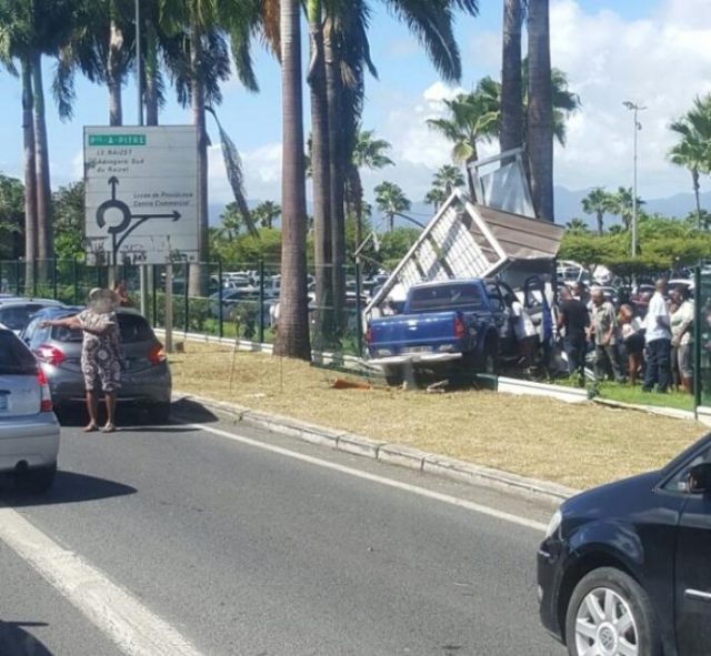 bus scolaires stoppés sans assurance aux abymes des bus scolaires ont été stoppés aux abymes en raison de l'absence d'assurance, soulevant des préoccupations pour la sécurité des élèves.