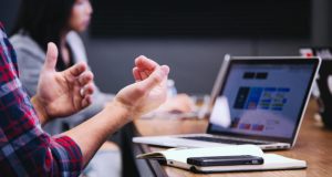 Crans-Montana en deuil : l’assureur Axa reconnaît une indemnisation « insuffisante » pour les victimes du drame découvrez comment axa reconnaît une indemnisation insuffisante suite à un sinistre à crans-montana et les recours possibles pour les assurés concernés.