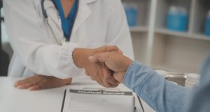 Comment l’Assurance-maladie s’efforce de calmer la fronde des médecins découvrez comment l'assurance-maladie aide à apaiser les tensions entre patients et médecins pour un suivi médical serein et efficace.