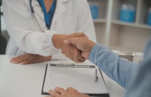 Comment l’Assurance-maladie s’efforce de calmer la fronde des médecins découvrez comment l'assurance-maladie aide à apaiser les tensions entre patients et médecins pour un suivi médical serein et efficace.