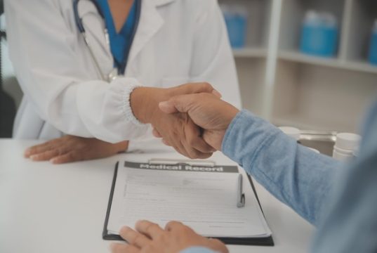 Comment l’Assurance-maladie s’efforce de calmer la fronde des médecins découvrez comment l'assurance-maladie aide à apaiser les tensions entre patients et médecins pour un suivi médical serein et efficace.