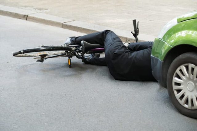 découvrez les circonstances et les conséquences judiciaires d'un conducteur condamné après avoir percuté une cycliste alors qu'il ne disposait ni de permis ni d'assurance.