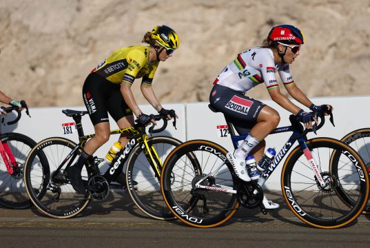 Kim Le Court et l’équipe AG Insurance-Soudal ambitionnent de figurer parmi les meilleures formations cyclistes mondiales : « Notre objectif est clair » kim le court et ag insurance-soudal unissent leurs forces pour viser l'élite du cyclisme, ambitionnant des performances et succès de haut niveau.