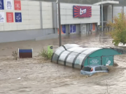 Inondations exceptionnelles sur la Loire : qui supporte la facture entre assurance, État et collectivités ? découvrez qui prend en charge les coûts liés aux inondations dans la région de la loire, les responsabilités des assurances et des collectivités.