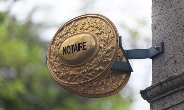 découvrez comment l'assurance-vie permet de privilégier certains héritiers et optimisez la transmission de votre patrimoine en toute sérénité.