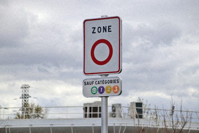 découvrez les conséquences de la suppression des zones à faibles émissions (zfe) pour les conducteurs : impacts sur la circulation, la qualité de l'air et les réglementations en vigueur.