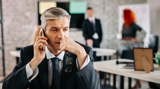 découvrez comment certains épargnants français se retrouvent piégés par des contrats d'assurance vie, et apprenez à protéger votre épargne efficacement.