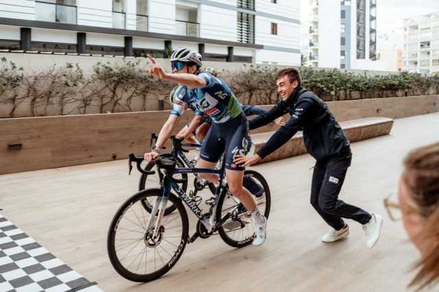 découvrez l'intégration de tess moerman à la formation ag insurance-soudal, renforçant l'équipe pour la prochaine saison.