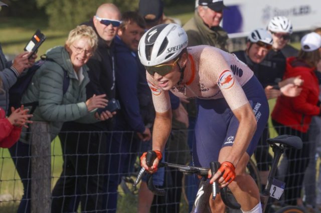lors de la vuelta féminine, lotte kopecky a cédé la victoire à mischa bredewold dans une course intense et pleine de suspense.