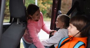 Prendre en charge les enfants d’autrui pour l’école ou le sport : ce que votre assurance couvre vraiment