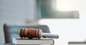 Assurance-vie et protection juridique : Qui prend les rênes du contrat lorsque le souscripteur est sous tutelle ?