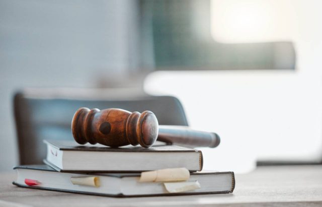 Assurance-vie et protection juridique : Qui prend les rênes du contrat lorsque le souscripteur est sous tutelle ?